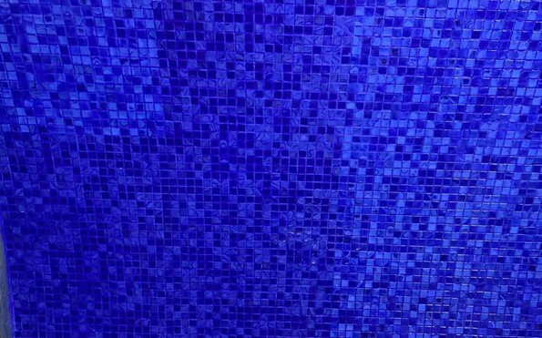 На фото уже уложенная мозаика. Разнотон заметили после укладки